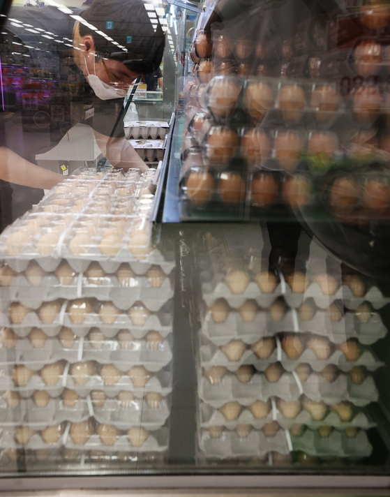 An employee arranges eggs at a discount mart in Seoul on Thursday. According to Consumers Korea, the average price of a pack of 10 eggs is up 3.9 percent compared to two months ago, when data was last collected. [YONHAP]