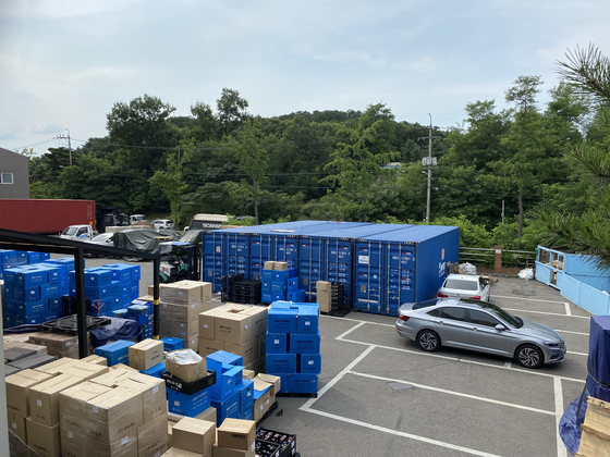 Izen's parking lot at Gimpo, Gyeonggi. Booking container ships is very difficult, and the company has been storing bidets in shipping containers in its parking lot until it can schedule exports. [KANG KI-HEON] 