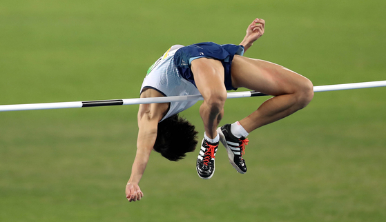 Woo Sang-hyuk jumps in the men's high jump qualification round at the 2016 Rio Olympics in Rio de Janeiro, Brazil on Aug. 14, 2016. [JOONGANG ILBO]