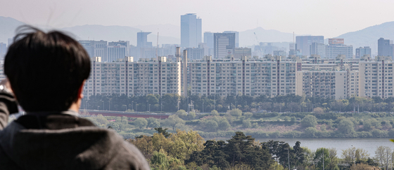 An image of apartment complexes in Gangnam District, southern Seoul, on April 19. Since the Moon Jae-in administration's increased real estate taxes, multiple homeowners in Korea are passing down their properties to their family members rather than selling them. [YONHAP] 