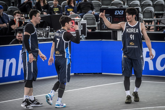From left to right, Kim Min-seob, Park Min-su and Park Jin-su play against Turkey at the 2019 FIBA 3x3 World Cup on June 19, 2019 in Amsterdam, Netherlands. [FIBA]