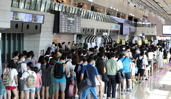 Gimpo International Airport is crowded with travelers on Thursday. According to the Ministry of Land, Infrastructure and Transport, air traffic in the first half of this year declined by 5 percent on-year, but increased by 12 percent compared to the latter half of last year. [YONHAP]