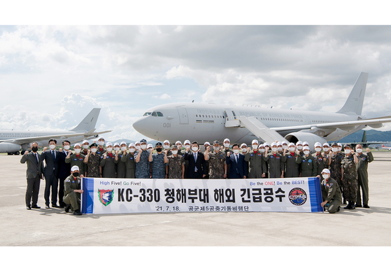 Defense Minister Suh Wook, center, poses Sunday with a team of the Air Force dispatched to the Gulf of Aden to evacuate the sailors of the Cheonghae Unit, where mass outbreaks took place in their ship.  [AIR FORCE] 