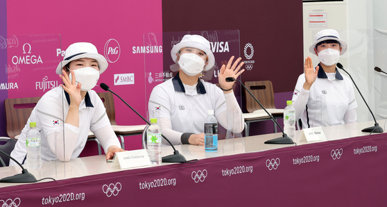 Kang Chae-young (left), Jang Min-hee and An San pose for the cameras at their press conference after making it through the women's ranking round, on Friday. [YONHAP]