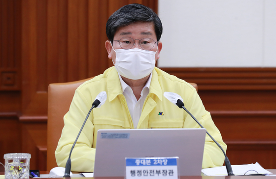 Interior and Safety Minister Jeon Hae-cheol announces Friday the government's decision to extend Level 4 social distancing measures in Seoul, Incheon and Gyeonggi.  [YONHAP] 