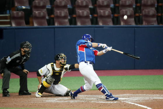 Choi Joo-hwan hits a three-run home run for the national baseball team in a tuneup game against Sangmu at Gocheok Sky Dome in western Seoul on Friday. [NEWS1]