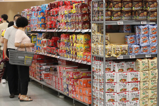Shoppers look at ramyeon displayed at a discount mart in Seoul on Monday. According to the Korea Customs Service, exports of ramyeon during the January-to-June period rose 5.8 percent on year to $319.7 million, a record high. [YONHAP]