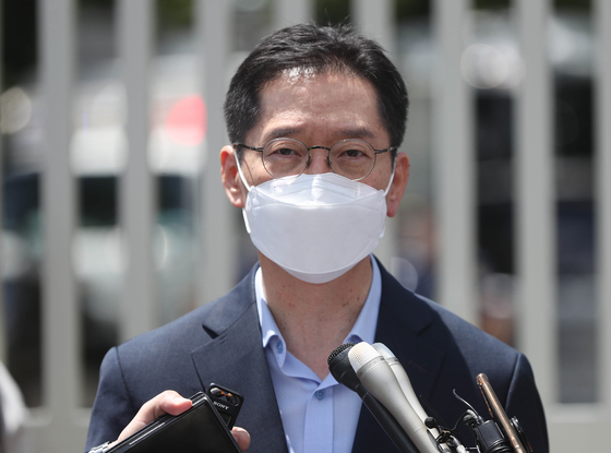 Former South Gyeongsang Gov. Kim Kyoung-soo insists on his innocence in a press conference before being jailed at Changwon Correctional Institution in Changwon, South Gyeongsang, on Monday. Last week the Supreme Court upheld Kim's conviction for online opinion manipulation to help President Moon Jae-in win the 2017 election and his two-year prison sentence. [YONHAP]