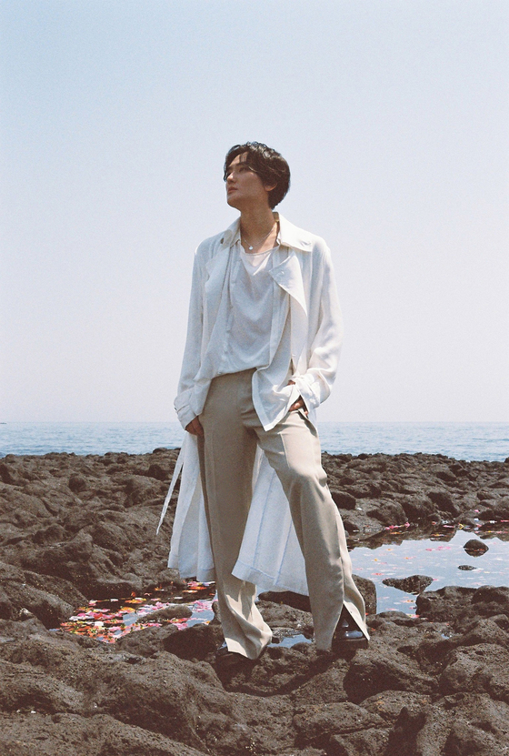 Teaser image for singer Kangta's upcoming EP ″Christmas in July″ [SM ENTERTAINMENT]