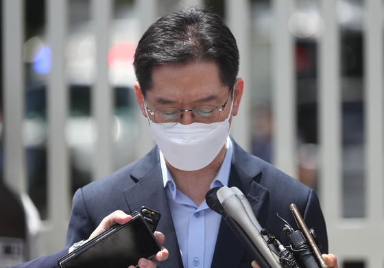 Former South Gyeongsang Governor Kim Kyoung-soo speaks to his supporters before going back to prison on Monday. He was jailed at Changwon Correctional Institution. [YONHAP]
