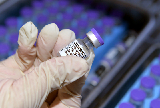 A vial of the Pfizer Covid-19 vaccine. [KIM SUNG-TAE]