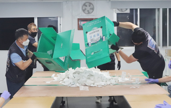 Unionized workers at Hyundai Motor count ballots at the office of Ulsan factory on July 28. [YONHAP]