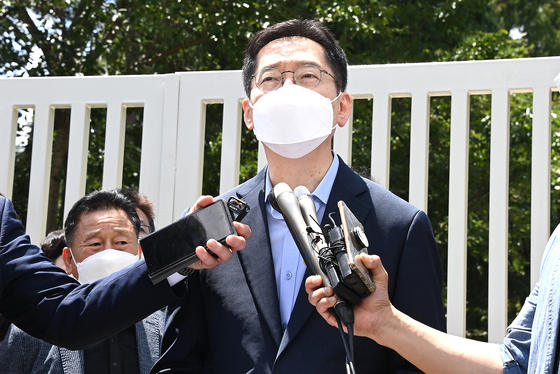  South Gyeongsang Governor Kim Kyoung-soo on Monday makes a comment in front of the jail after he was sentenced to two years for colluding with an online opinion rigging scheme.