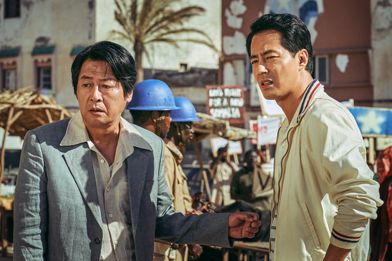 A scene from the film ″Escape from Mogadishu″ with actors Kim Yoon-seok, left, and Zo In-sung. [LOTTE ENTERTAINMENT]                
