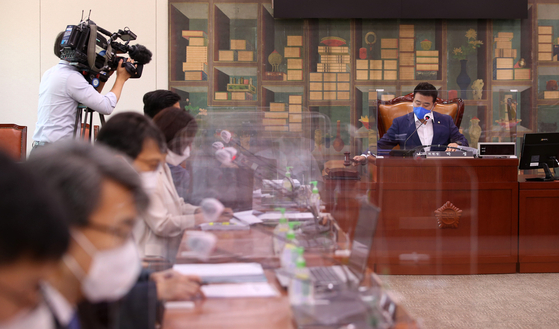 The Legislative Subcommittee of the Culture, Sports and Tourism Committee of the National Assembly on Tuesday deliberate revision proposals for the law governing the press arbitration process. The subcommittee passed a revision bill, sponsored by the ruling party, to introduce major changes which include requiring media to pay higher punitive damages to a victim of fake news. [NEWS1]