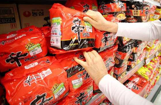 Packs of Nongshim's Shin Ramyun and Shin Ramyun Black are displayed at a discount mart in Seoul. [YONHAP]