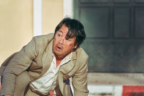 Actor Kim Yoon-seok portrays the ambassador of South Korea to Somalia, Han Shin-sung in “Escape from Mogadishu.” [LOTTE ENTERTAINMENT]               