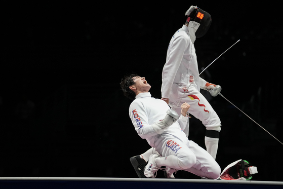 Park Sang-young celebrates after scoring his last point, winning the bronze medal match against China 45-42 on Friday at the Makuhari Messe Hall in Chiba, Japan. [AP/YONHAP]