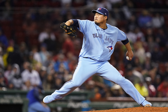 Toronto Blue Jays starting pitcher Ryu Hyun-jin delivers to a Boston Red Sox batter during the fifth inning of a baseball game at Fenway Park in Boston on Thursday. [AP/YONHAP]