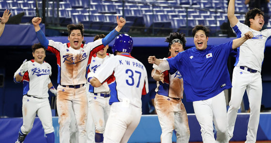 The Korean baseball team celebrates after beating Israel in extra innings in the first game of the 2020 Tokyo Olympics on Thursday. [YONHAP]