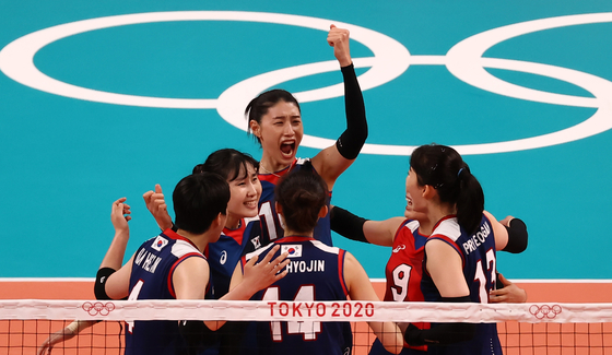 Kim Yeon-koung and her teammates cheer after scoring in their women's volleyball group stage match against Japan. [YONHAP]