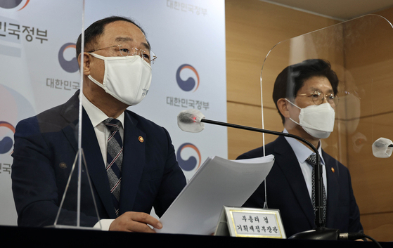 Deputy Prime Minister for Economic Affairs Hong Nam-ki, left, speaks about the government’s real estate policy on July 28. [NEWS1]