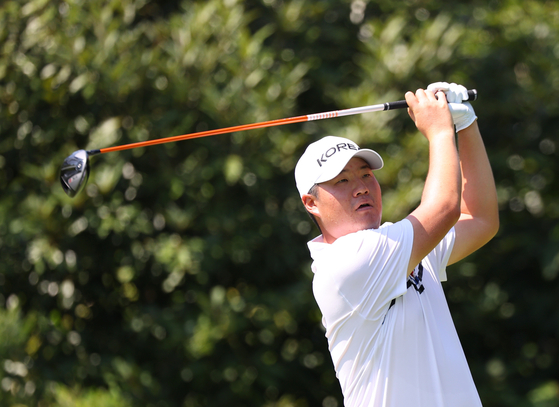 Im Sung-jae plays the fourth round of the men's golf tournament at Kasumigaseki Country Club's East course in Kawagoe City, Japan on Sunday. [REUTERS/YONHAP]