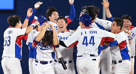 The Korean baseball team celebrates after beating the Dominican Republic in the first round of the knockout stage at the 2020 Tokyo Olympics at Yokohama Stadium in Yokohama, Japan. [JOINT PRESS CORPS]