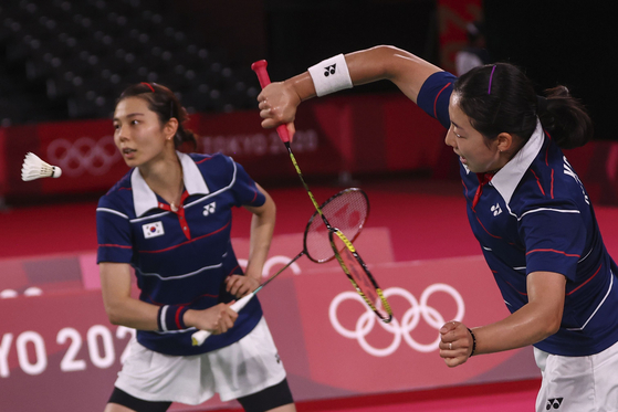 Kong Hee-yong and Kim So-yeong are in action in their match against China's Chen Qingchen and Jia Yifan. [REUTERS/YONHAP]
