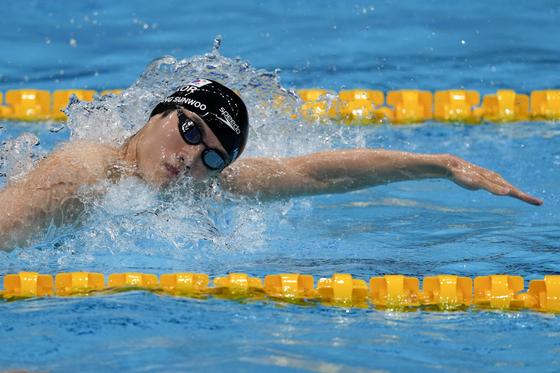 Hwang Sun-woo swims in a heat during the men's 200-meter freestyle at the 2020 Summer Olympics on July 25 in Tokyo, Japan. [AP/YONHAP]