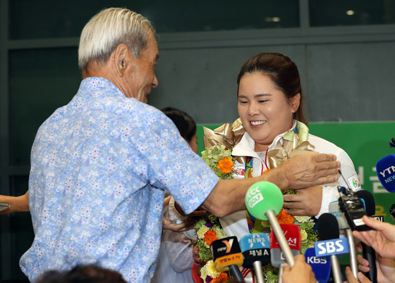 Park In-bee's grandfather congratulates her after she won gold at the 2016 Rio Olympics, welcoming her at Incheon International Airport on Aug. 23, 2016. [ILGAN SPORTS]
