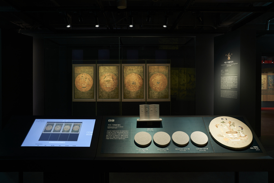 A room at the Seoul Museum of Craft Art features the ″Folding Screen of Embroidered Sagye Bungyeongdo″ from the late Goryeo dynasty (918-1392) alongside a tactile for visually impaired visitors.           [SEOUL MUSEUM OF CRAFT ART]     