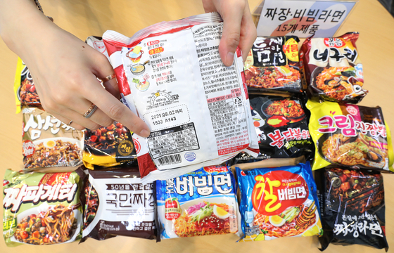 Jajang and bibim ramyeons that were tested by the Korea Consumer Agency on display at the government complex in Sejong on Tuesday. [YONHAP]