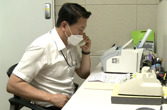 A South Korean official makes a call through the Panmunjom line at the inter-Korean truce village in Paju, Gyeonggi, Tuesday morning. The two Koreas restored all communication lines that day after 13 months. [UNIFICATION MINISTRY]