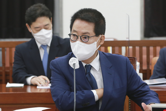 Park Jie-won, director of the National Intelligence Service, briefs the National Assembly intelligence committee in Yeouido, western Seoul, Tuesday. [YONHAP]
