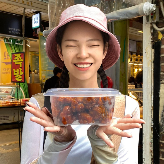 Rozy encourages the use of food containers from home. [SCREENCAPTURE]