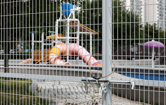 An outdoor swimming pool at Ttukseom Han River Park in Seoul on Wednesday is pictured shut down, in its peak summer season. The pool has been closed for the second year since 2019 due to the Covid-19 outbreak. [NEWS1]