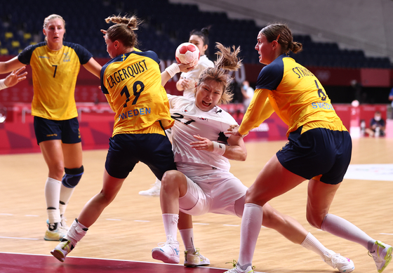 Korea's Kim Jin-yi attempts to score against Sweden. [YONHAP]
