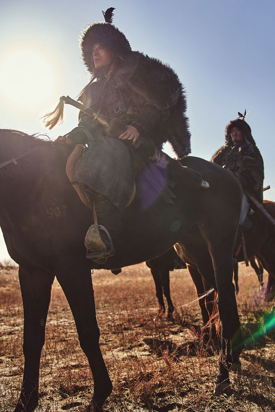 Ai Da Gan (played by actor Koo Kyo-hwan), the leader of the Pajeowi (one of the powerful tribes of Jurchen) military, brutally massacres Ashin's village believing they were responsible for the deaths of his men. [NETFLIX]