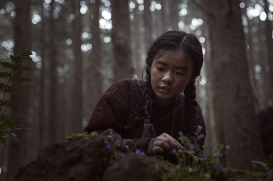The young Ashin (played by actor Kim Si-a) first discovers the resurrection plant growing near Pyesa-gun. [NETFLIX]