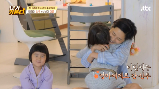 Television personality Kim Na-young and her children on the JTBC reality show “Brave Solo Parenting: I Raise," which stars divorced celebrities raising their children. [JTBC]
