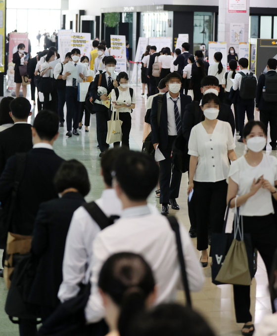 Applicants hoping to get a civil servant position line up for interviews at Kintex in Goyang, Gyeonggi, on Thursday. A total of 7,514 out of 198,110 applicants who passed the written exam were interviewed. [YONHAP]