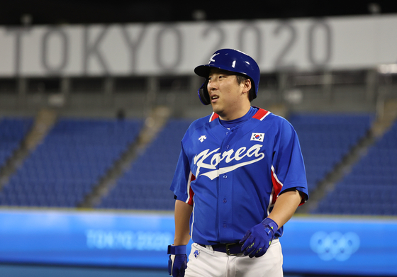 Kim Hyun-soo, who has led the Korean baseball team throughout the Tokyo Olympics, reacts in the eighth inning of a semifinal against the United States at Yokohama Baseball Stadium in Yokohama, Japan on Thursday. [YONHAP]