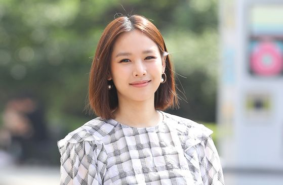 Actor Jo Yoon-hee is the primary carer for her four-year-old daughter after divorcing her husband. [ILGAN SPORTS]
