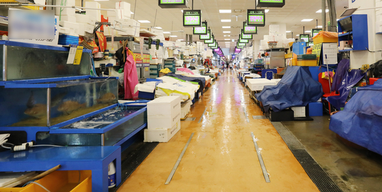 Noryangjin Fish Market in Dongjak District of southern Seoul is seen nearly empty on Friday as the fourth wave of Covid-19 infections shows no sign of slowing down. The government extended the Level 4 social distancing measures in Seoul, Incheon and Gyeonggi until Aug. 22. The fish market was hit by a cluster of infections, and 11 related people have been confirmed as patients so far. [NEWS1]