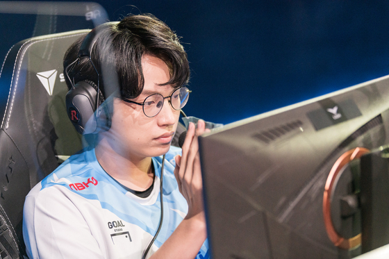 Afreeca Freecs mid laner Song ″Fly″ Yong-jun plays on stage. [RIOT GAMES]