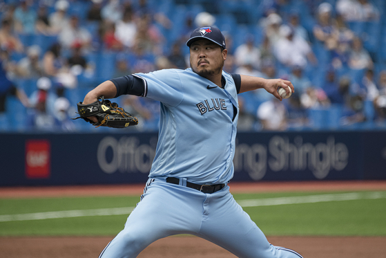 Toronto Blue Jays starting pitcher Ryu Hyun-jin throws to the Boston Red Sox during the second inning of a game on Sunday in Toronto. [AP/YONHAP]