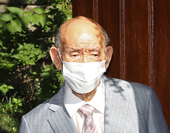 Former President Chun Doo Hwan leaves his home in Seoul on Monday to attend an appeals trial in Gwangju. [YONHAP]