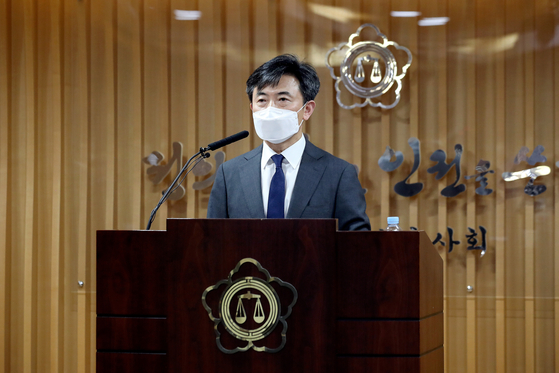 Lee Hyun-joo, head of the special investigative team which examined renewed suspicions surrounding the Sewol ferry sinking, announces the results of the team's three-month-long probe. [NEWS1]