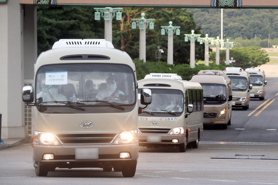 Buses carrying members of the Cheonghae unit leave an air base in Seongnam, Gyeonggi, on July 20. A total of 272 out of the 301-member unit on an anti-piracy mission off East Africa have tested positive for Covid-19. [NEWS1]